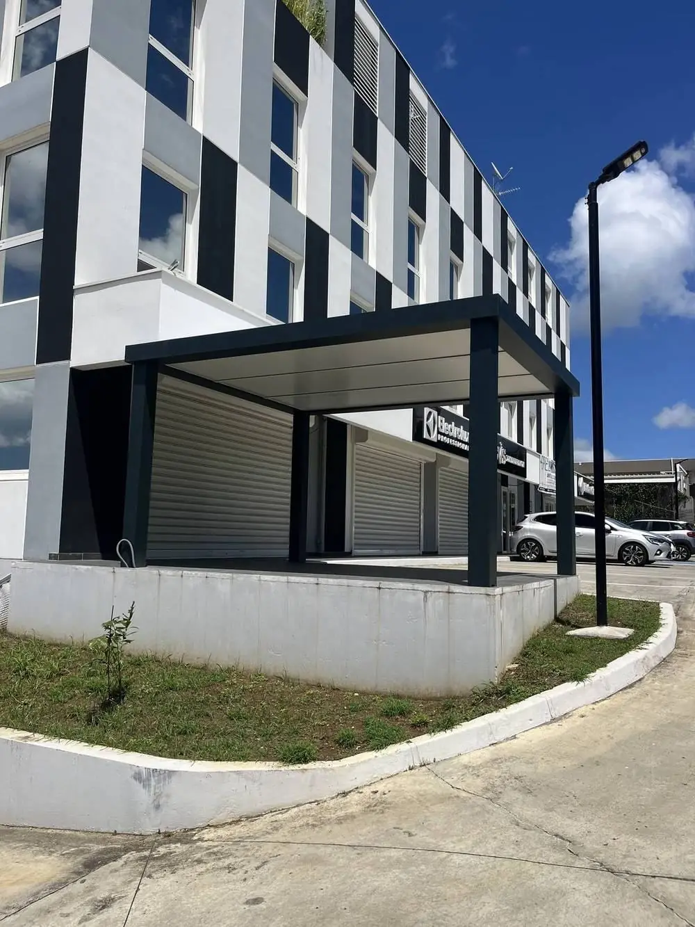Avancée de terrasse aluminium sur un bâtiment commercial