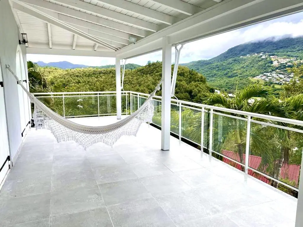 Terrasse avec garde-corps vitré et hamac