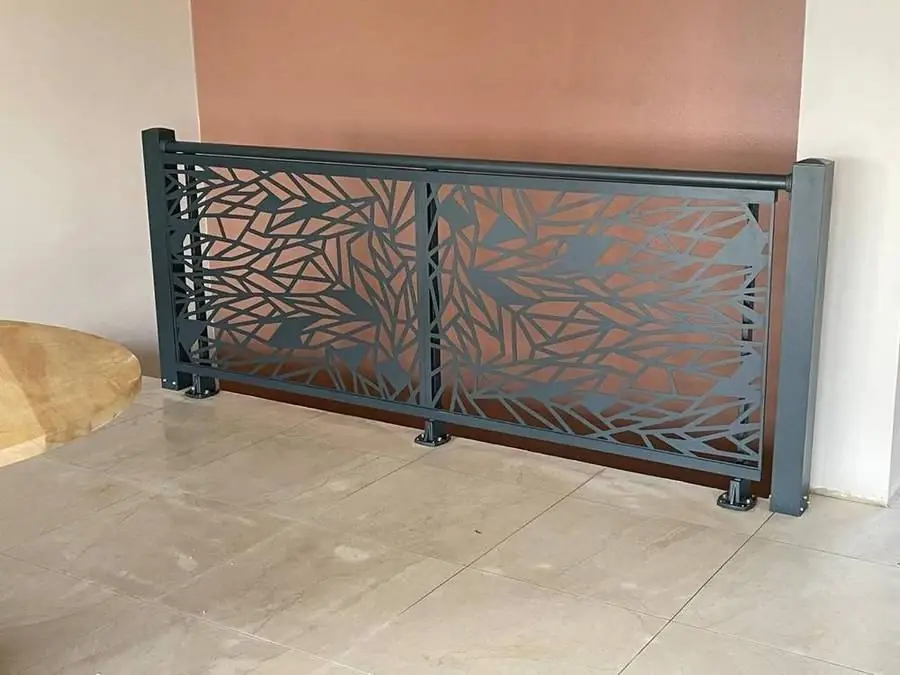 Panneau décoratif découpe laser en showroom