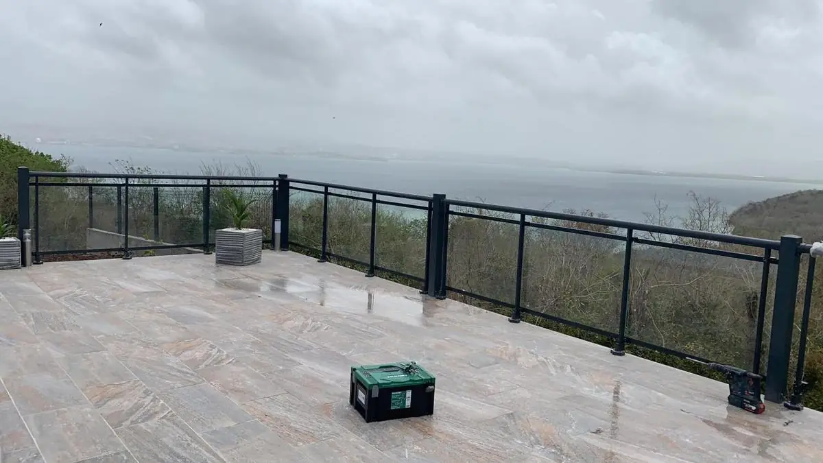 Terrasse avec garde-corps face à la mer